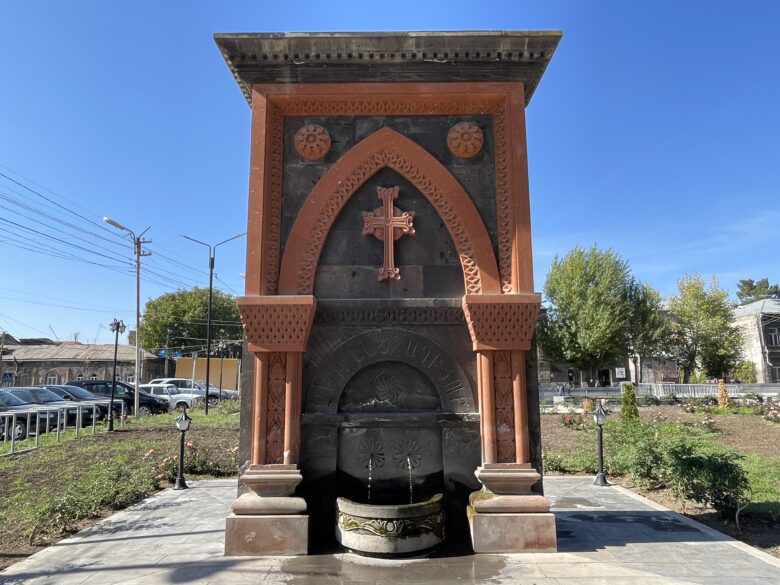 周辺は整備され、公園のような憩いの場になっている