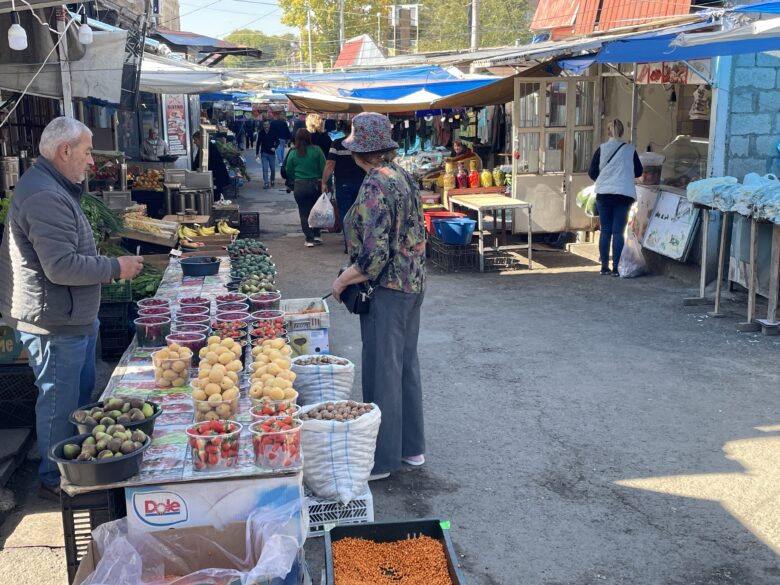 果物・ナッツ・スパイスなどが販売されているギュムリ市場の様子