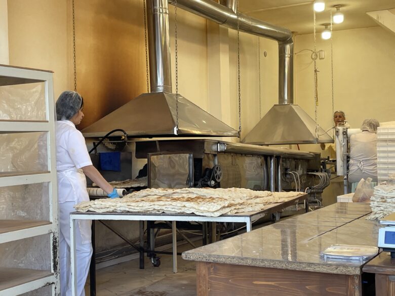 薄く平たい生地を大きな窯で焼いたアルメニアの代表的なパン「ラヴァシュ」だけを売るお店。当然焼きたて。