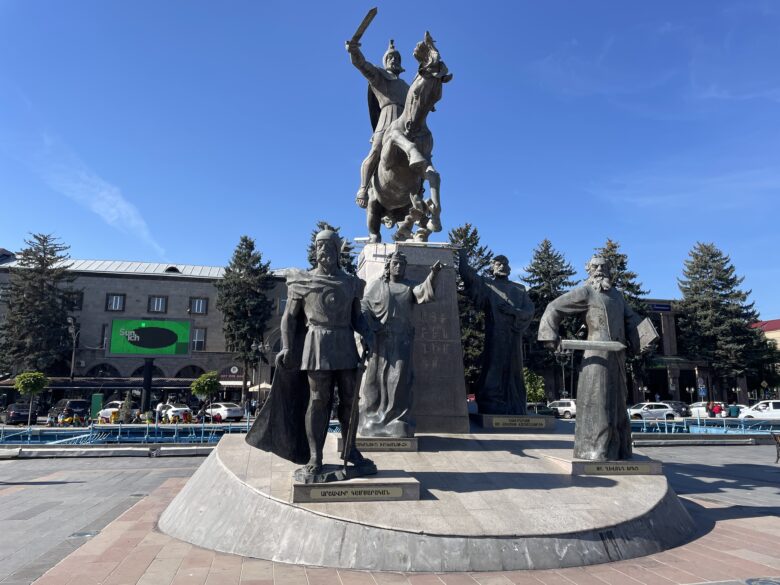 ヴァルタナンツ広場の銅像。後ろには噴水。