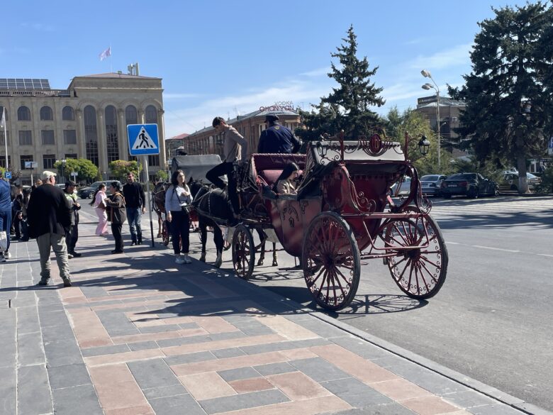 黒と薄橙色の石の模様が印象的なヴァルタナンツ広場