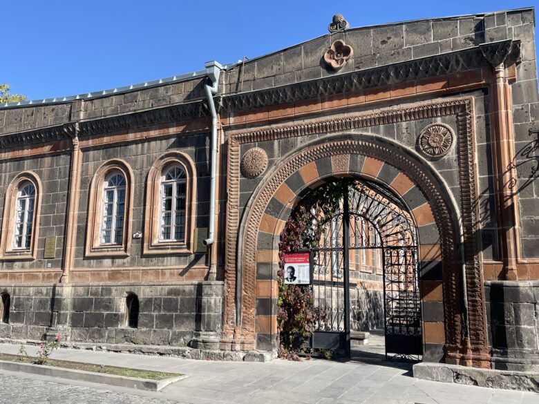 「石の街」と呼ばれるギュムリの建物