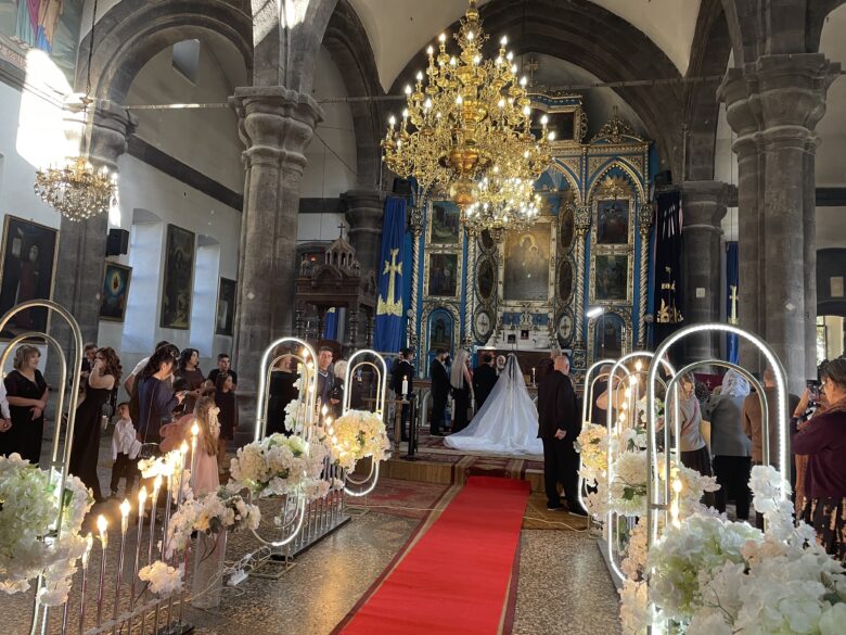 ギュムリの教会内で結婚式を挙げるカップル