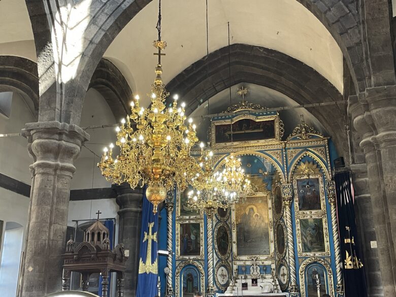 重々しく歴史を感じる内装にブルーのカーテンも美しい