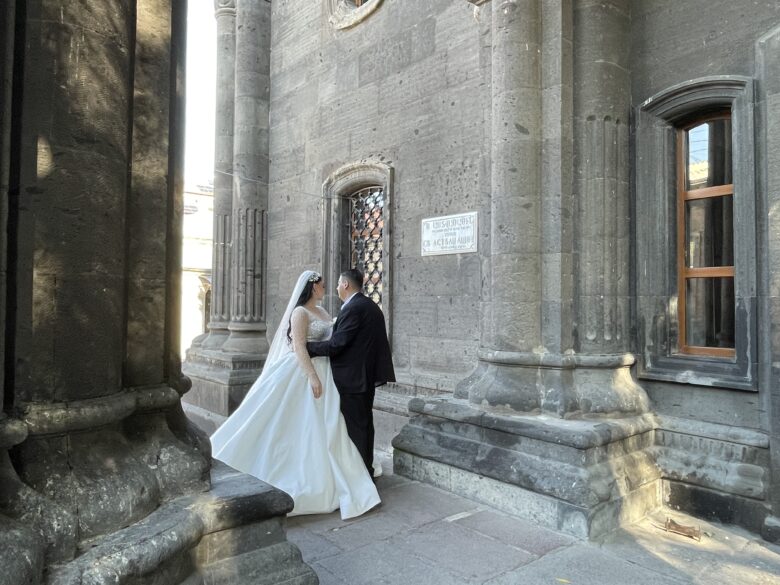 ギュムリのヨットベルク教会で結婚式を挙げるカップル