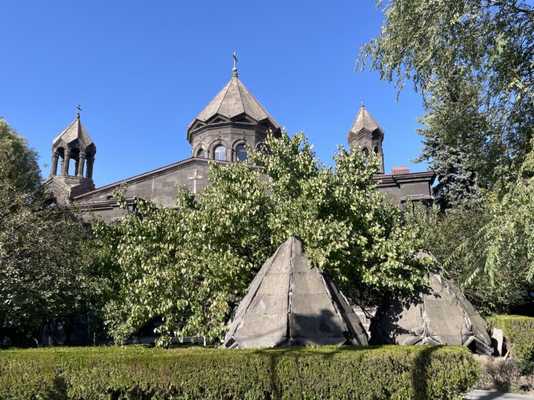 地震でボロボロになった旧ドームの屋根