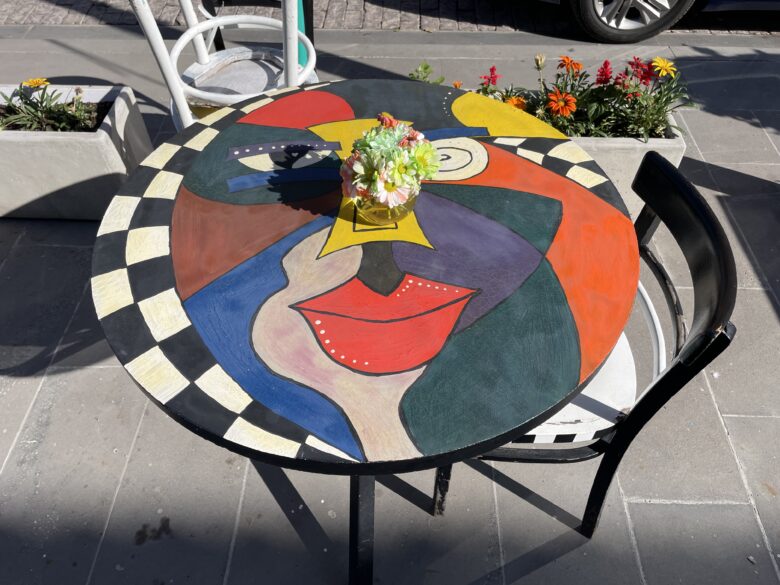 ギュムリのカフェのアーティスティックなデザインのテーブル