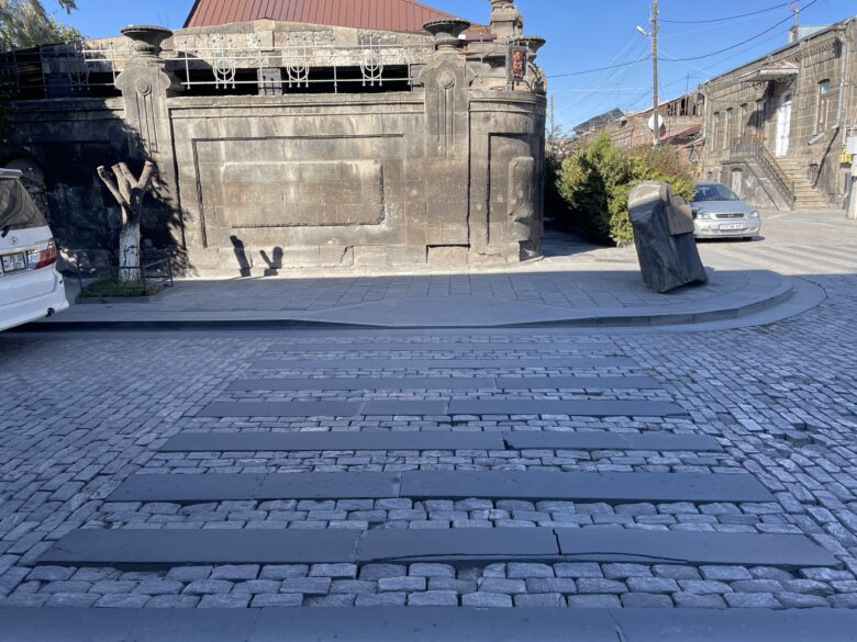 横断歩道も黒い石が用いられているギュムリの旧市街地