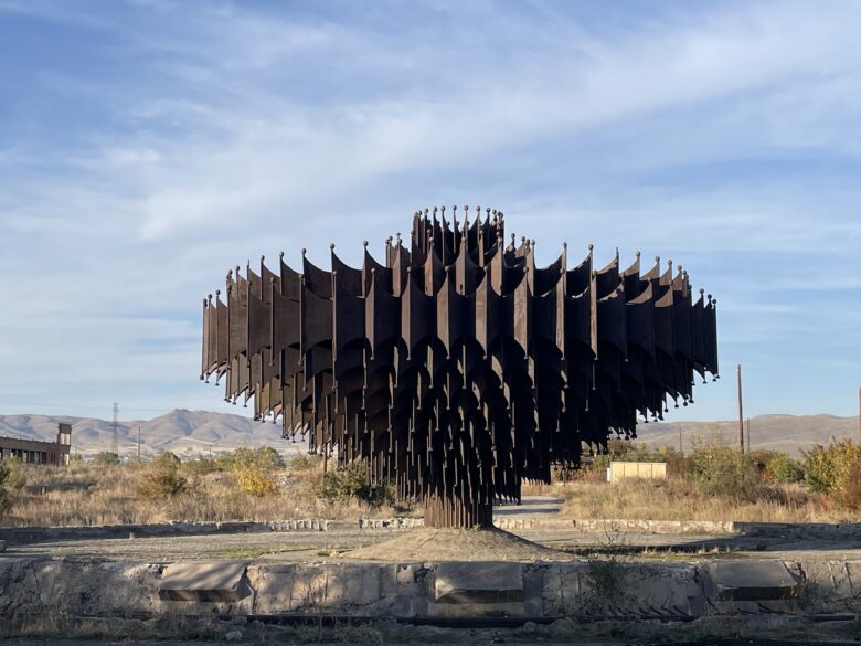 旧ソビエト建築ファンにはたまらない「鉄の噴水」は1988年から時が止まっている