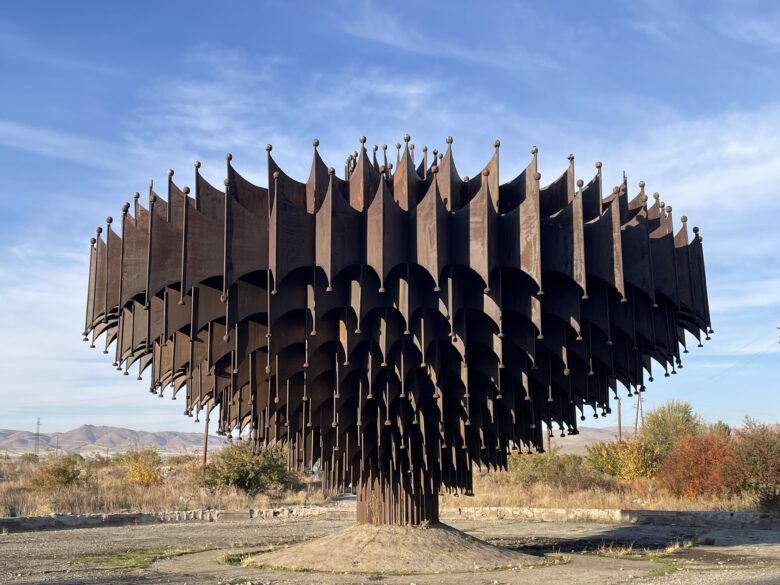 ギュムリ郊外にある異様な雰囲気を放つ「鉄の噴水」は旧ソビエト建築の代表例