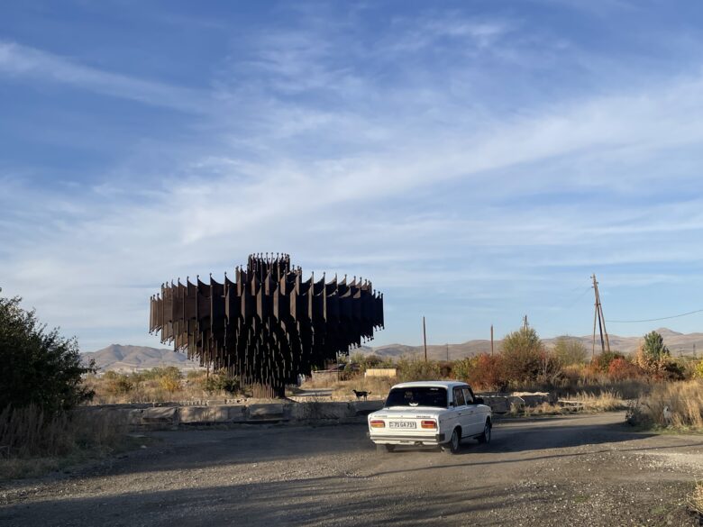 何とも言えない光景と空気感が漂うギュムリの「鉄の噴水」と白いソ連製の自動車