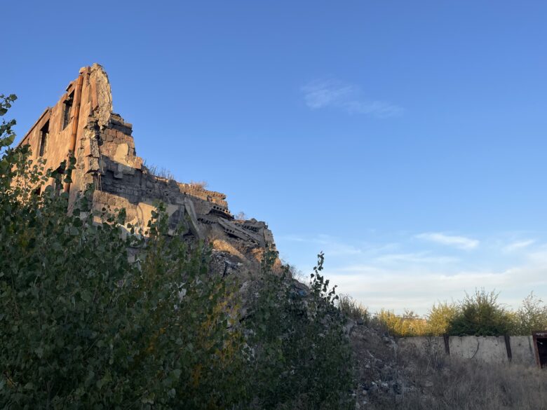 ギュムリのあちこちに残るアルメニア地震にによって崩壊したままの建物