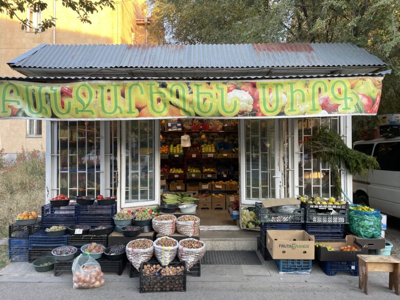 アルメニアのギュムリで果物やナッツを売る商店