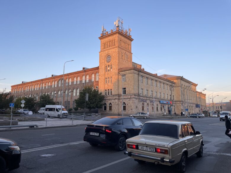 旧ソビエト建築も見られるギュムリ市内