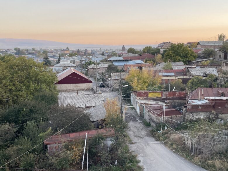 夕焼けに染まるギュムリの市街地