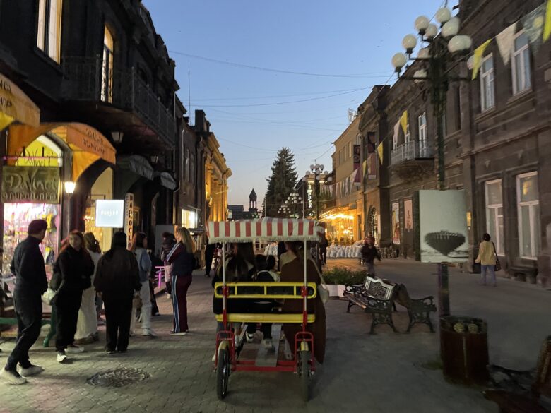 クマイリ地区の賑やかなメインストリート