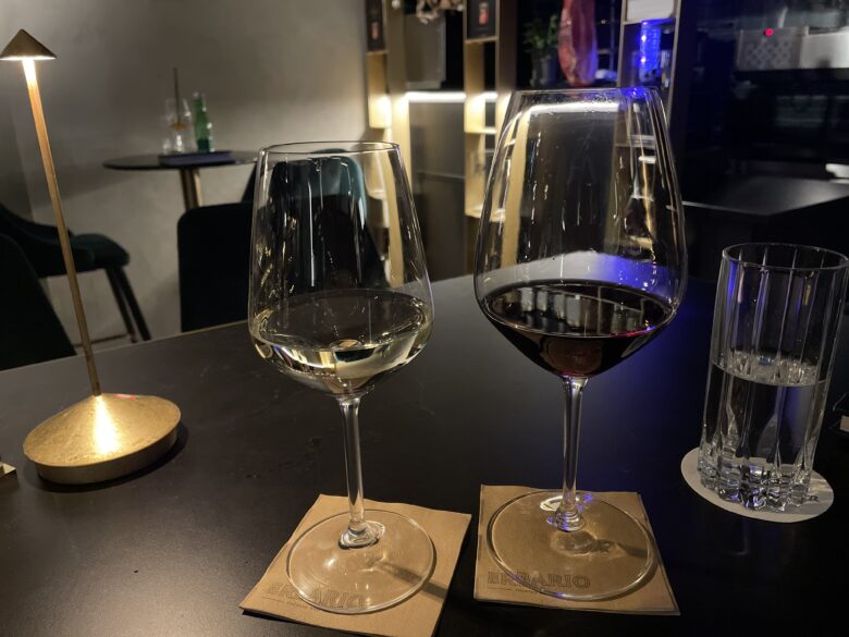 シュヴァ―ツのワインバーで赤ワインと白ワインを注文