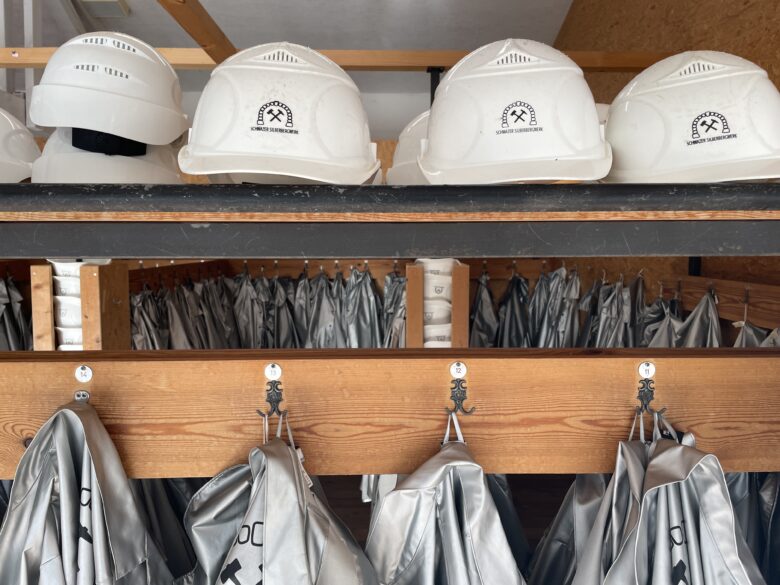 銀山ツアー参加者全員が着るジャケットとヘルメット