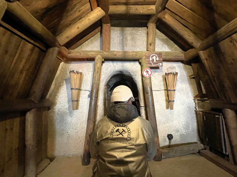 シュヴァーツ銀山の坑道ツアーへはトロッコ列車で向かう