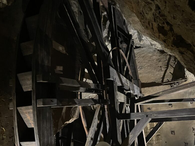 シュヴァ―ツ銀山の当時の「最新ハイテク」だった巨大な水車。水車により地下水の排水作業が画期的になった。