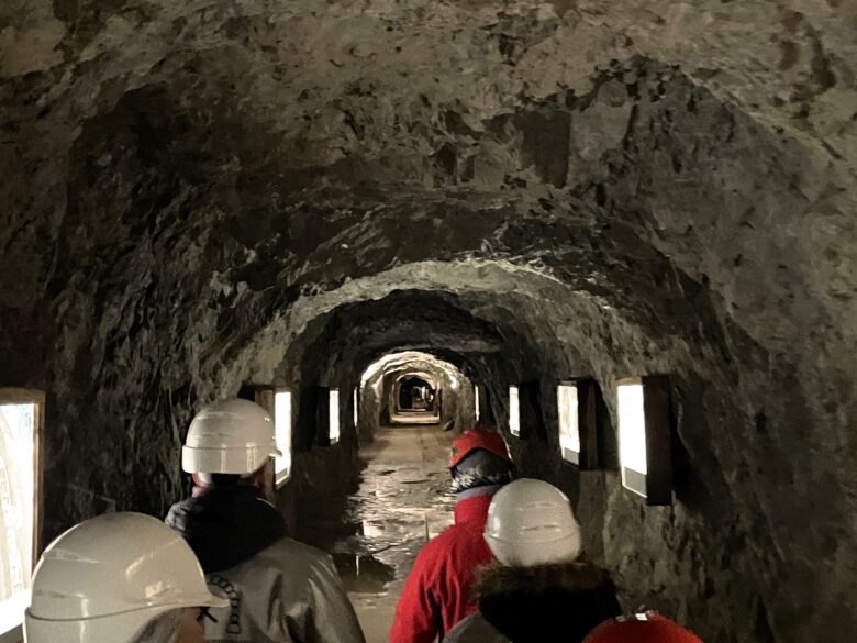 シュヴァ―ツ銀山のツアーは、ガイドさんと一緒に坑道をどんどん奥へと進んでいく