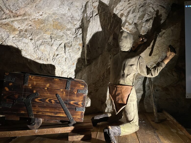 シュヴァ―ツ銀山の中世当時の工夫の様子などを再現した展示