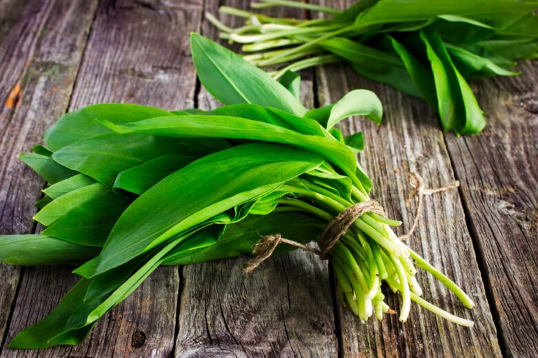 木の板に置かれたベアラオホ、ラムソンの束