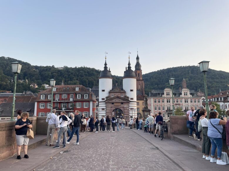 ドイツ屈指の観光地、ハイデルベルク旧市街。アルテ橋から望む聖霊教会と橋門は街を象徴する風景。