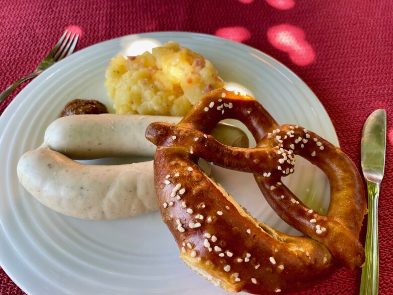 ドイツの日曜日のブランチに白ソーセージとプレッツェルでのんびり