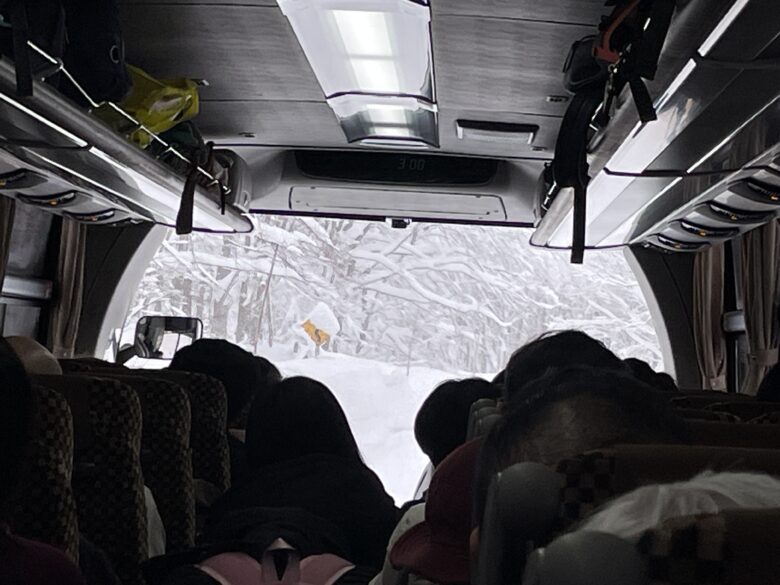 酸ヶ湯温泉への豪雪道をを進むバスの中の様子