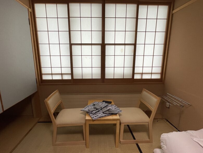 酸ヶ湯温泉旅館のお部屋。湯治宿らしく万年床でも問題のないお部屋の構造。冷蔵庫も部屋についている。