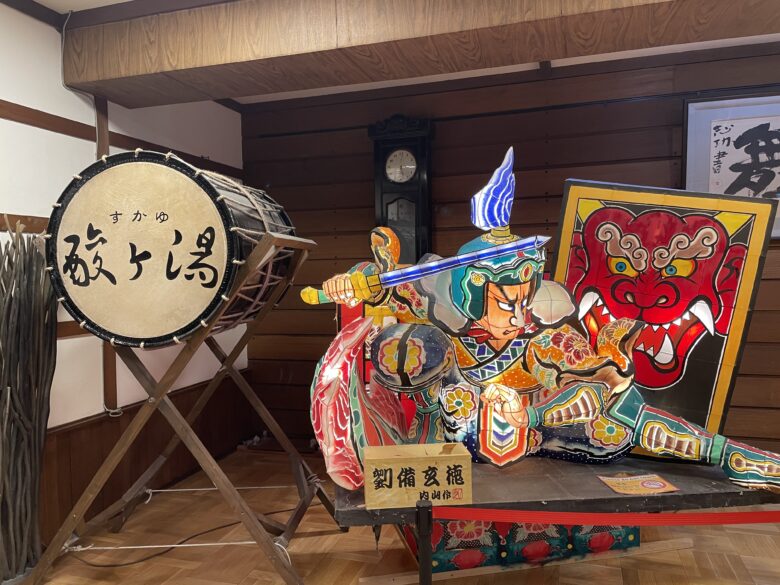 酸ヶ湯の1階ロビーにねぶたも飾ってあり記念写真を撮る人も