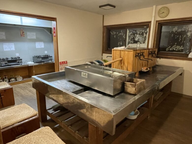 旅館内の数カ所にある共同キッチン。絶え間なく流れるお水は天然の湧き水を使用しているそう。