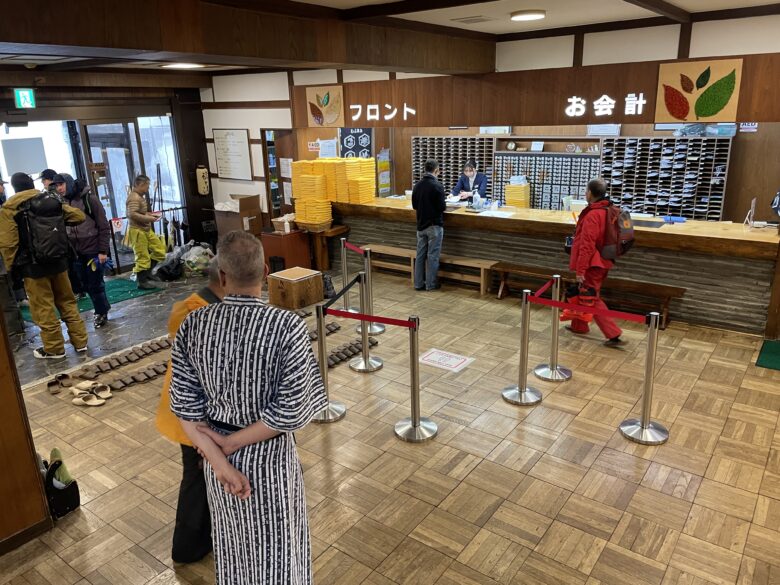 丁寧に揃えて並べられたスリッパがゲストを待つ酸ヶ湯温泉旅館の玄関