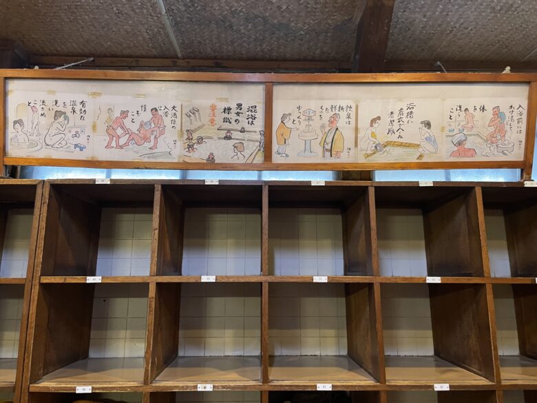 酸ヶ湯温泉の脱衣所は男女で分かれています。昔ながらの温泉の脱衣所という感じで雰囲気満点。お風呂の入り方のイラストも。
