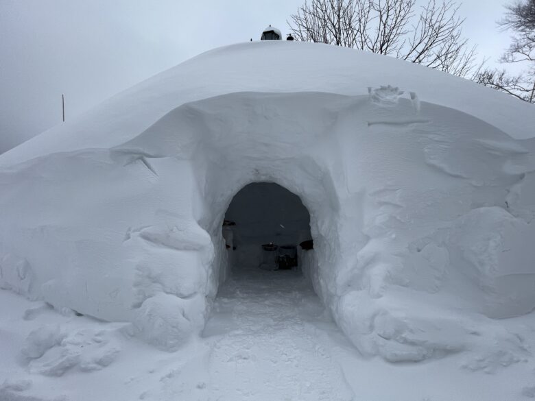 同系列の酸ヶ湯温泉ホテル前のかまくらカフェ