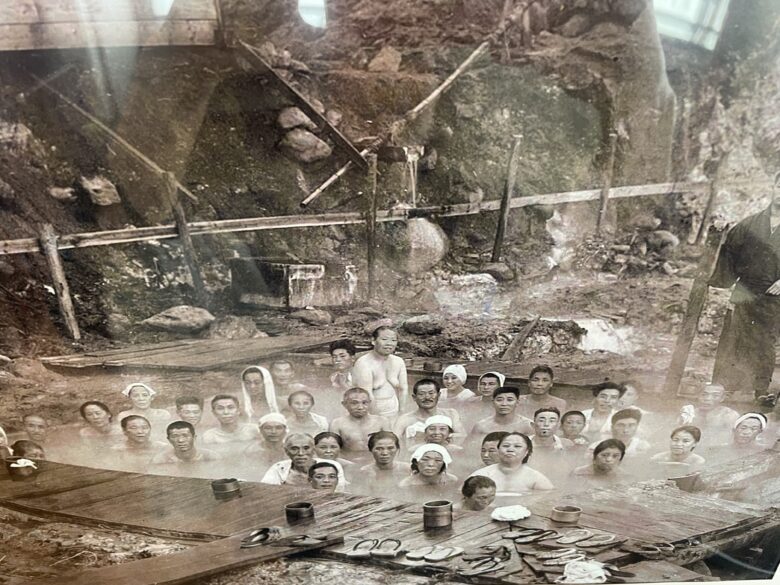 酸ヶ湯温泉旅館のギャラリー写真には当初の温泉の様子が収められている