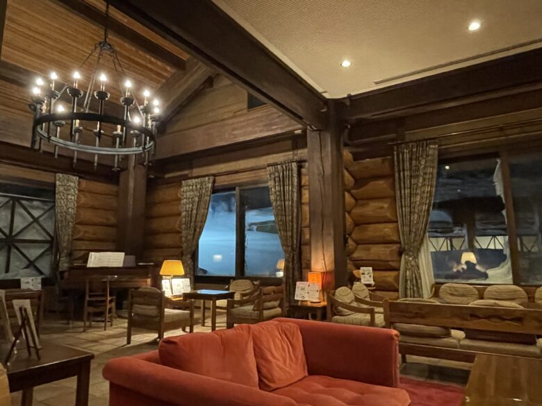 酸ヶ湯温泉ホテルの落ち着いたラウンジでカクテルやワインなどを楽しめます