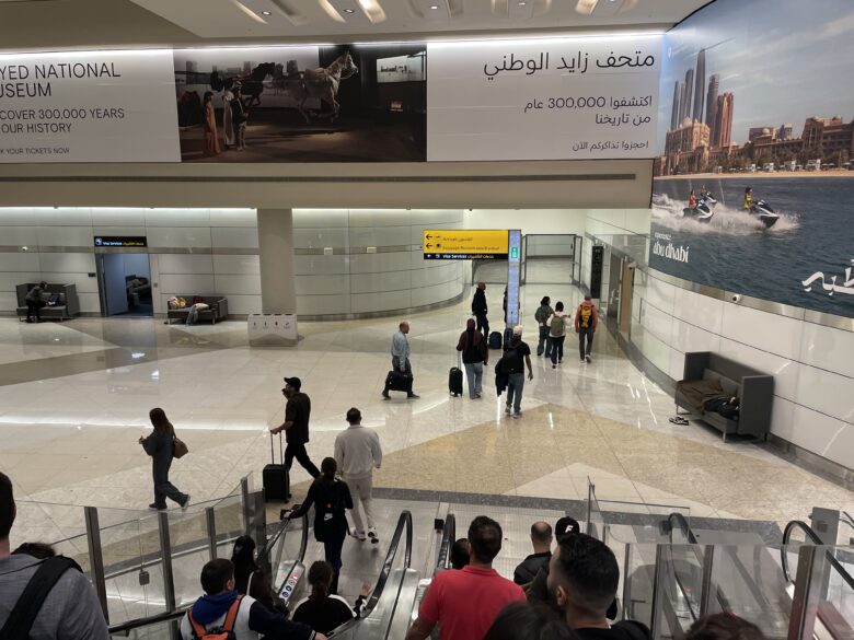 アブダビ国際空港のエスカレーターを降りる