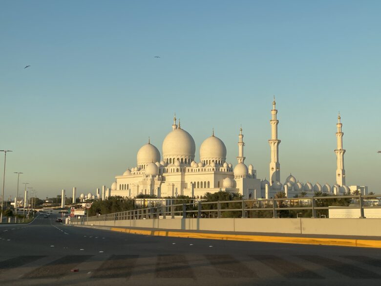 神々しい夕暮れ前に色を変えるアブダビのグランドモスク