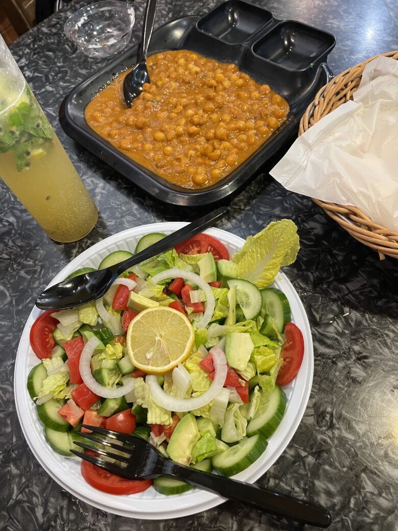 ひよこ豆のカレーとサラダ、パッションフルーツモヒートにパンがついてリーズナブルな価格