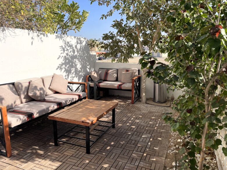 アブダビのホステルのパティオに木漏れ日が漏れる