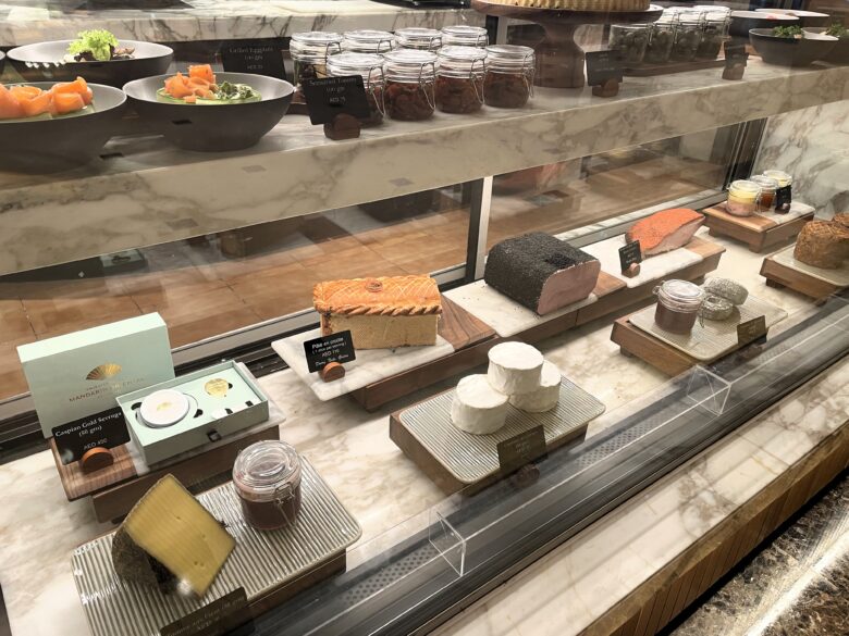 マンダリンオリエンタルの中のカフェやレストランに並ぶ高級チーズのショーケース