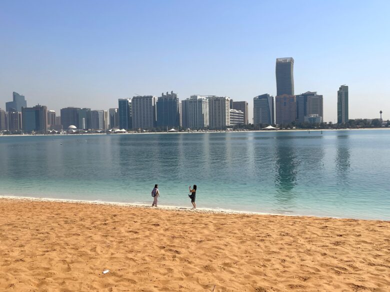 アブダビ文化遺産村から対岸の高層ビル群をのぞむ