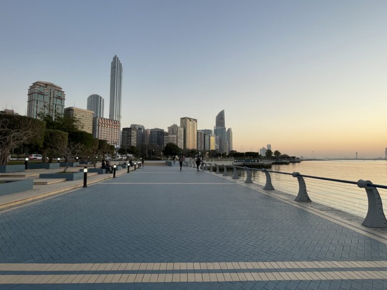 海沿いに長い遊歩道が続くコーニッシュエリア