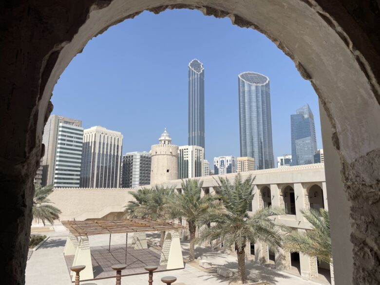 Qasr Al Hosnからアブダビの高層ビル群を臨む