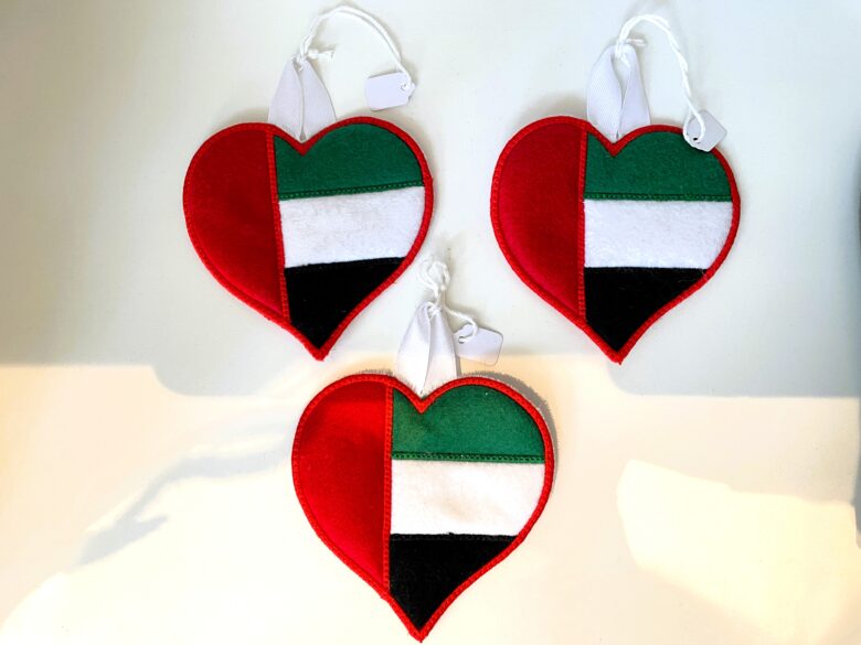 UAEの国旗をモチーフにしたハート形のチャーム