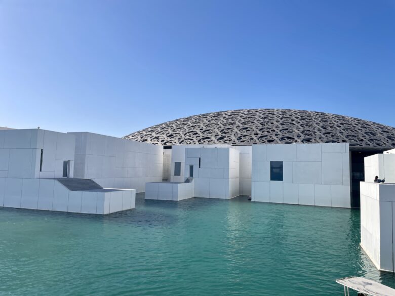 美しい建築とブルーの海の水が映える、ルーブルアブダビの建築