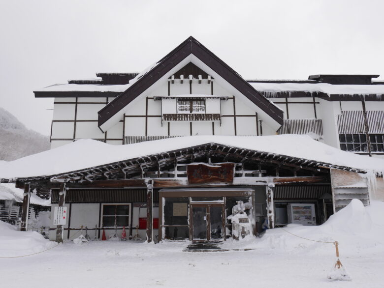 雪深い八甲田に位置する秘境温泉旅館「酸ヶ湯温泉旅館」の建物