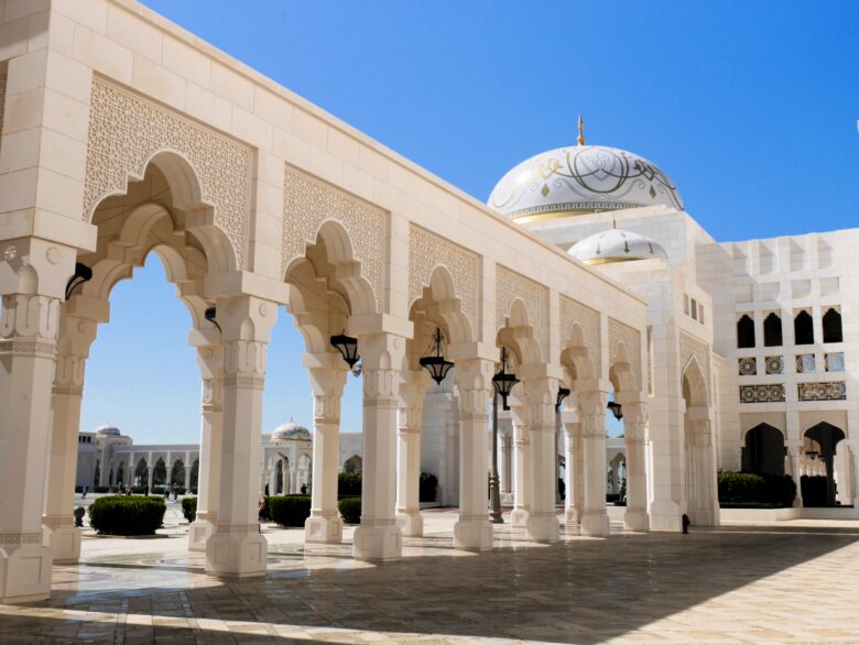 白く美しい外観と大統領府の豪華絢爛な内装を持つアブダビのQasr Al Watan（カスール・アル・ワタン）は圧巻！